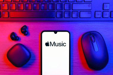 Prag, Çek Cumhuriyeti - 720 2024: Apple Music logosunu gösteren akıllı telefon