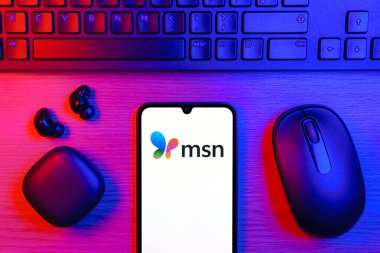 Prag, Çek Cumhuriyeti - 720 2024: Yüzeyde Msn logosu gösteren akıllı telefon