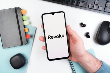 Prag, Çek Cumhuriyeti - 10 21 2024: Revolut logosunu gösteren akıllı telefon.