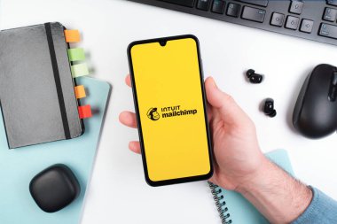 Prag, Çek Cumhuriyeti - 10 21 2024: Posta şempanzesinin logosunu gösteren akıllı telefon.