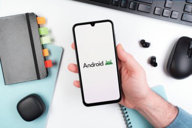 Prag, Çek Cumhuriyeti - 10 21 2024: Android logosunu gösteren akıllı telefon.