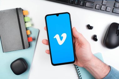 Prag, Çek Cumhuriyeti - 10 21 2024: Vimeo logosunu gösteren akıllı telefon.