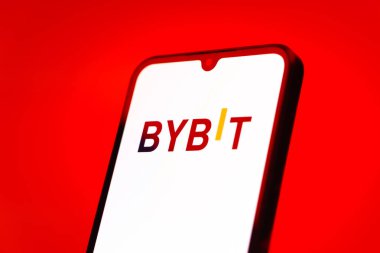 Prag, Çek Cumhuriyeti - 21 Ekim 2024: Yüzeyde bybit logosu gösteren modern akıllı telefon aygıtı.