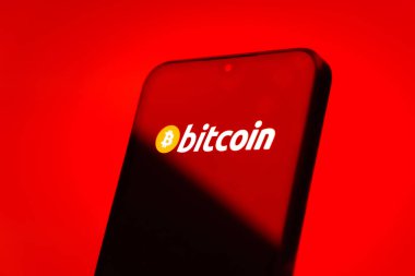 Prag, Çek Cumhuriyeti - 21 Ekim 2024: Bitcoin logosunu gösteren modern akıllı telefon aygıtı.