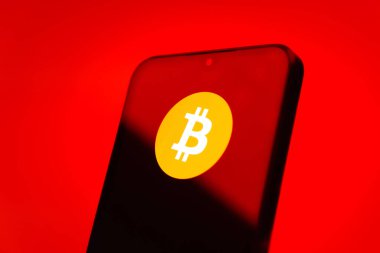 Prag, Çek Cumhuriyeti - 21 Ekim 2024: Bitcoin logosunu gösteren modern akıllı telefon aygıtı.