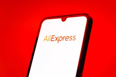 Prag, Çek Cumhuriyeti - 21 Ekim 2024: Aliexpress logosunu gösteren modern akıllı telefon aygıtı.