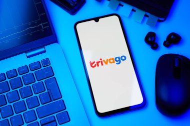 Prag, Çek Cumhuriyeti - 10 21 2024: Trivago logosunu gösteren akıllı telefon.