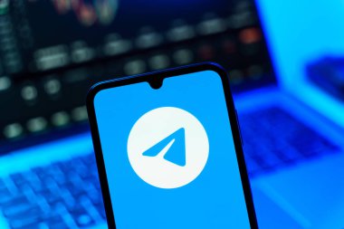 Prag, Çek Cumhuriyeti - 10 21 2024: Telgraf logosunu gösteren akıllı telefon.