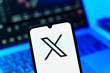 Prag, Çek Cumhuriyeti: Arka planda x logolu modern akıllı telefon 