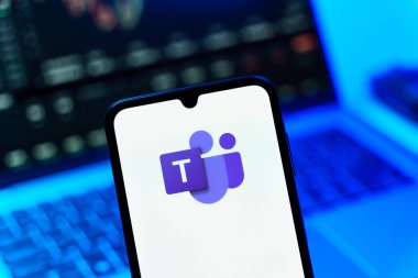 Prag, Çek Cumhuriyeti - 723 2024: Microsoft Takım logosunu gösteren akıllı telefon.