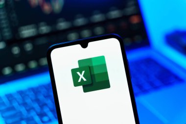 Prag, Çek Cumhuriyeti - 723 2024: Microsoft Excel logosunu gösteren akıllı telefon.
