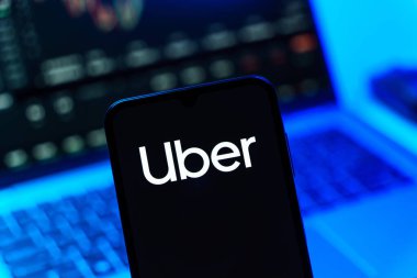 Prag, Çek Cumhuriyeti - 10 21 2024: Uber logosunu gösteren akıllı telefon.
