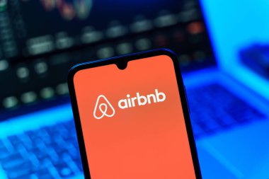 Prag, Çek Cumhuriyeti - 10 21 2024: Airbnb logosunu gösteren akıllı telefon.