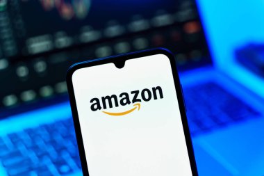 Prag, Çek Cumhuriyeti - 10 21 2024: Amazon logosunu gösteren akıllı telefon.