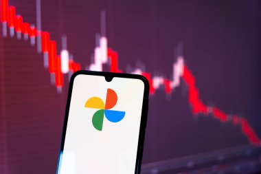 Prag, Çek Cumhuriyeti - 10 21 2024: Google fotoğraf logosunu gösteren bir defter.