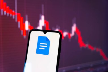 Prag, Çek Cumhuriyeti - 10 21 2024: Google Doku logosunu gösteren akıllı telefon.