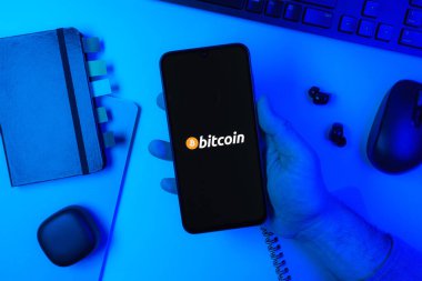 Prag, Çek Cumhuriyeti - 720 2024: Bitcoin logosunu gösteren akıllı telefon