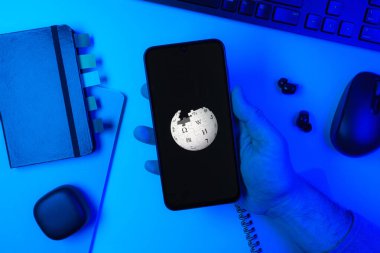 Prag, Çek Cumhuriyeti - 10 21 2024: Wikipedia logosunu gösteren akıllı telefon.