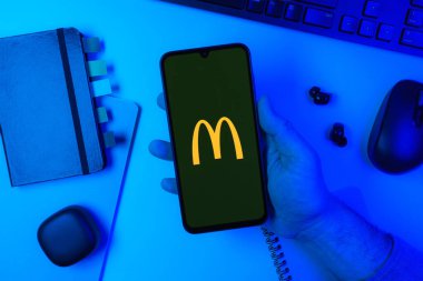 Prag, Çek Cumhuriyeti - 720 2024: Yüzeyde McDonalds logosunu gösteren akıllı telefon