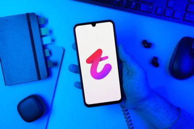 Prag, Çek: logo tangolu modern akıllı telefon cihazı 