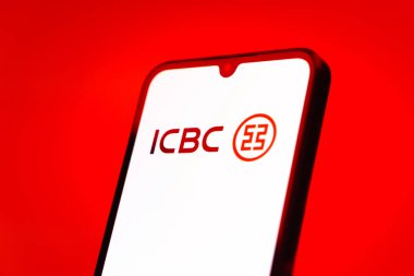 Prag, Çek Cumhuriyeti - 720 2024: ICBC logosu gösteren akıllı telefon