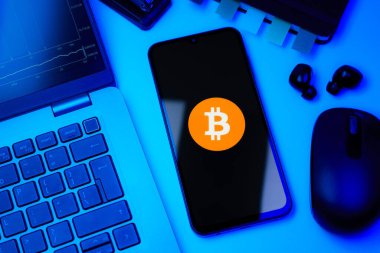 Prag, Çek Cumhuriyeti - 720 2024: Bitcoin logosunu gösteren akıllı telefon