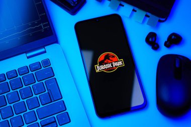Prag, Çek Cumhuriyeti - 10 21 2024: Jurassic Park logosunu gösteren akıllı telefon.