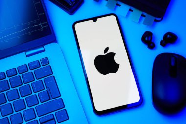 Prag, Çek Cumhuriyeti - 720 2024: Apple logosunu gösteren akıllı telefon