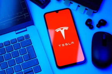 Prag, Çek Cumhuriyeti - 720 2024: Tesla logosunu gösteren akıllı telefon