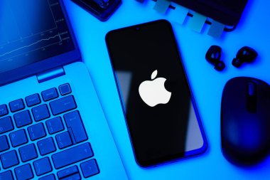 Prag, Çek Cumhuriyeti - 720 2024: Apple logosunu gösteren akıllı telefon