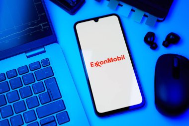 Prag, Çek Cumhuriyeti - 720 2024: Exxon Mobil logosunu gösteren akıllı telefon