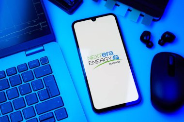 Prag, Çek Cumhuriyeti - 720 2024: NextEra Enerji logosunu gösteren akıllı telefon