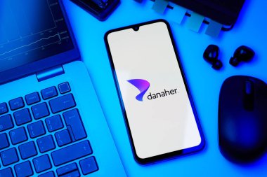 Prag, Çek Cumhuriyeti - 720 2024: Danaher logosunu gösteren akıllı telefon