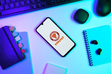 Prag, Çek Cumhuriyeti - 10 21 2024: Popeyes logosunu gösteren akıllı telefon.