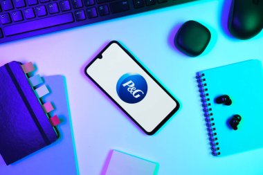 Prag, Çek Cumhuriyeti - 720 2024: Yüzeyde P & G logosu gösteren akıllı telefon