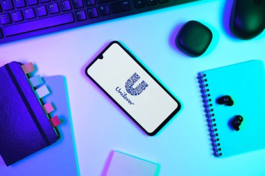 Prag, Çek Cumhuriyeti - 720 2024: Tek kollu logoyu gösteren akıllı telefon