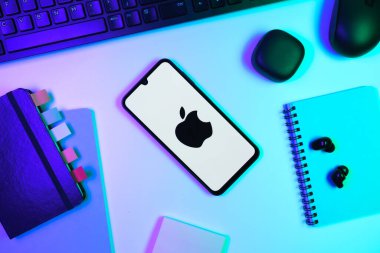 Prag, Çek Cumhuriyeti - 10 21 2024: Apple logosunu gösteren akıllı telefon