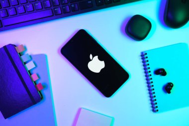 Prag, Çek Cumhuriyeti - 10 21 2024: Apple logosunu gösteren akıllı telefon