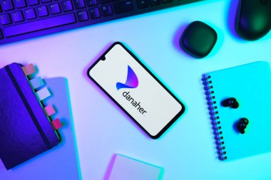 Prag, Çek Cumhuriyeti - 10 21 2024: Danaher logosunu gösteren akıllı telefon