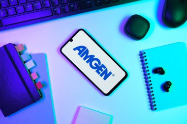 Prag, Çek Cumhuriyeti - 10 21 2024: Amgen logosunu gösteren akıllı telefon