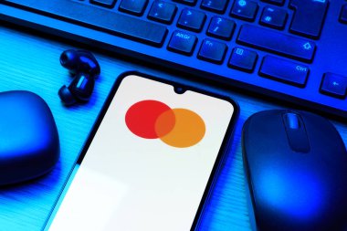 Prag, Çek Cumhuriyeti - 720 2024: Yüzeyde Mastercard logosu gösteren akıllı telefon