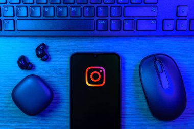 Prag, Çek Cumhuriyeti - 10 21 2024: Instagram logosu gösteren akıllı telefon