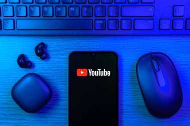Prag, Çek Cumhuriyeti - 10 21 2024: Youtube logosunu gösteren akıllı telefon