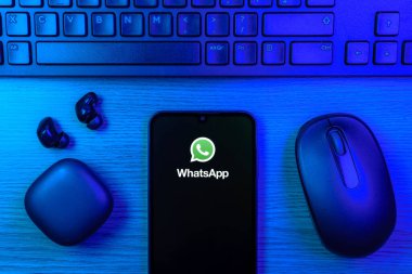 Prag, Çek Cumhuriyeti - 10 21 2024: Yüzeyde WhatsApp logosunu gösteren akıllı telefon