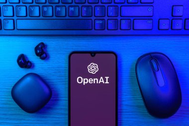 Prag, Çek Cumhuriyeti - 10 21 2024: OpenAI logosunu gösteren akıllı telefon