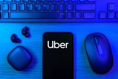 Prag, Çek Cumhuriyeti - 10 21 2024: Uber logosunu gösteren akıllı telefon