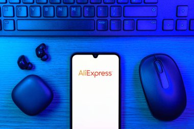 Prag, Çek Cumhuriyeti - 10 21 2024: AliExpress logosunu gösteren akıllı telefon