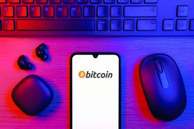 Prag, Çek Cumhuriyeti - 10 21 2024: Bitcoin logosunu gösteren akıllı telefon