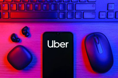 Prag, Çek Cumhuriyeti - 10 21 2024: Uber logosunu gösteren akıllı telefon