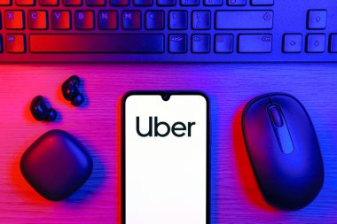 Prag, Çek Cumhuriyeti - 10 21 2024: Uber logosunu gösteren akıllı telefon